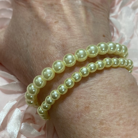 Set Of 2 NWOT Stretch Faux Pearl Bracelets! - Picture 2 of 4